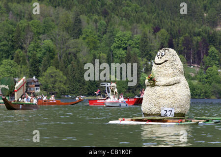 Die Bootsparade mit Narzissen Zahlen auf dem Altausseer See auf dem 53. Narcissus-Festival im Ausseerland, Salzkammergut, Steiermark, Österreich, Sonntag, 20. Mai 2012. Stockfoto