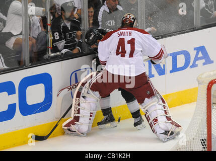 20.05.2012., California, Staples Center.  Kojoten (41) Mike Smith checkt Kings (15) Brad Richardson in die Bretter während Spiel 4 von der NHL Western Conference Finale zwischen den Phoenix Coyotes und die Los Angeles Kings im Staples Center in Los Angeles, Kalifornien. Stockfoto