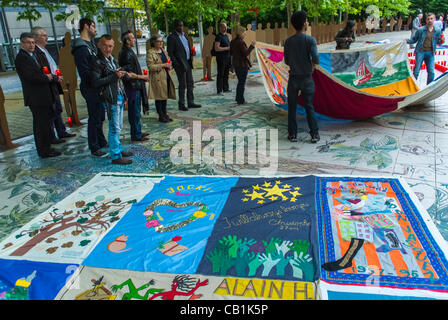 AIDS Candlelight Memorial, Militanten anlässlich des Jahrestags des Internationalen Gedenkfeiertags gegen AIDS, Sidaction, Paris, Frankreich, Patchwork, AIDS Patchwork-Decken, traurige Menge, Gedenken Stockfoto