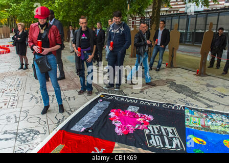 Menschen mittlerer Menschenmenge, AIDS Candlelight Memorial, Jahrestag des Internationalen Tages der Erinnerung gegen AIDS, Sidaction, Paris, Frankreich, Fred Navarro, Act Up Paris, Militanten AIDS Awareness, Kampagne AIDS Memorial Patchwork Quilts, AIDS Quilt Parc de la Villette Stockfoto