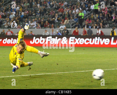 20. Mai 2012 - Carson, Kalifornien, USA - Major League Soccer MLS CHIVAS USA besiegt die LOS ANGELES GALAXY 1 bis 0 im Home Depot Center, Samstag, 19. Mai 2012.  Galaxy-Torwart BRIAN PERK blickt auf als der Schuss wird von ihm aber Hit für Torpfosten in der ersten Hälfte des Spiels. .. Kredit-Bild Cr Sc Stockfoto