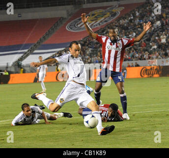 20. Mai 2012 - Carson, Kalifornien, USA - Major League Soccer MLS CHIVAS USA besiegt die LOS ANGELES GALAXY 1 bis 0 im Home Depot Center, Samstag, 19. Mai 2012.  LANDON DONOVAN führt einen Torwurf Ziel in der zweiten Hälfte des Spiels.   David Beckham spielte die letzten 15 Minuten des Spiels.  .. Kredit Stockfoto