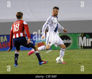 20. Mai 2012 - Carson, Kalifornien, USA - Major League Soccer MLS CHIVAS USA besiegt die LOS ANGELES GALAXY 1 bis 0 im Home Depot Center, Samstag, 19. Mai 2012.   DAVID BECKHAM versucht zu schüren ein Galaxy-Rallye in der zweiten Hälfte des Spiels wie Chivas USA Verteidiger BLAIR GAVIN ihn markiert... Kredit Im Stockfoto