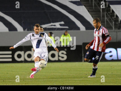 20. Mai 2012 - Carson, Kalifornien, USA - Major League Soccer MLS CHIVAS USA besiegt die LOS ANGELES GALAXY 1 bis 0 im Home Depot Center, Samstag, 19. Mai 2012.   DAVID BECKHAM nimmt einen Schuss auf das Tor als Chivas-Verteidiger, den ALEJANDRO MORENO blickt auf.  David Beckham spielte die letzten 15 Minuten der gam Stockfoto