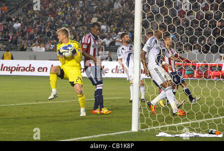 20. Mai 2012 - Carson, Kalifornien, USA - Major League Soccer MLS CHIVAS USA besiegt die LOS ANGELES GALAXY 1 bis 0 im Home Depot Center, Samstag, 19. Mai 2012.  Galaxy-Torwart BRIAN PERK blockt den Schuß während der ersten Halbzeit des Spiels... Bild Cr Scott Mitchell/ZUMA Press (Credit Kredit Stockfoto