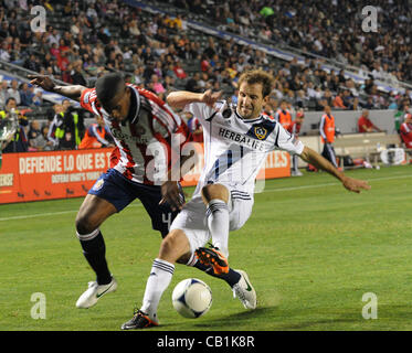 20. Mai 2012 - Carson, Kalifornien, USA - Major League Soccer MLS CHIVAS USA besiegt die LOS ANGELES GALAXY 1 bis 0 im Home Depot Center, Samstag, 19. Mai 2012.   Chivas-Verteidiger RAUWSHAN MCKENZIE (4) und Galaxy Mitte Fielder MIKE MAGEE (18)-Kampf um den Ball in der zweiten Hälfte des Spiels.   David B Stockfoto