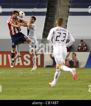 20. Mai 2012 - Carson, Kalifornien, USA - Major League Soccer MLS CHIVAS USA besiegt die LOS ANGELES GALAXY 1 bis 0 im Home Depot Center, Samstag, 19. Mai 2012.  Chivas USA vorwärts JUAN PABLO ANGEL (9) und Galaxy Defender DAVID JUNIOR LOPES (3) Kampf um die Kontrolle über den Ball als DAVID BECKHAM aussehen Stockfoto