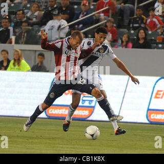 20. Mai 2012 - Carson, Kalifornien, USA - Major League Soccer MLS CHIVAS USA besiegt die LOS ANGELES GALAXY 1 bis 0 im Home Depot Center, Samstag, 19. Mai 2012.  Chivas USA Mitte Fielder ALEJANDRO MORENO und Galaxy Verteidiger SEAN FRANKLIN Kampf um den Ball.  .. Kredit-Bild Cr Scott Mitchell/ZUMA Stockfoto