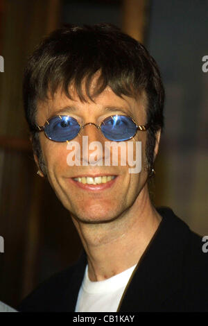 23. April 2001; New York, NY, USA; Mitglied der Pop-band Bee Gees ROBIN GIBB @ einer Pressekonferenz verkünden die Veröffentlichung ihrer neuen CD "This I wo ich hereinkam" @ Russian Tea Room...  (Bild Kredit: Nancy Kaszerman/ZUMAPRESS.com) Stockfoto