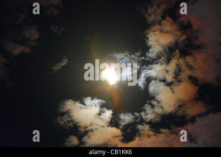 Ringförmige Sonnenfinsternis in Japan. Dieses Foto wurde am Mai 21,2012 (Montag) 07:41   in Kasukabe Shi, Präfektur Saitama Stockfoto