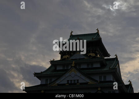 21. Mai 2012, Osaka, Japan - ist die partielle Sonnenfinsternis über die Burg von Osaka in Osaka, Westjapan am 21. Mai 2012 gesehen. Eine ringförmige Sonnenfinsternis beobachtet über ein weites Gebiet von Japan am Montag am frühen Morgen. Millionen von Menschen beobachtete, wie eine seltene "Ring of Fire" Eclipse den Himmel gekreuzt. Stockfoto