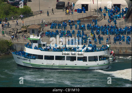 Touristen an Bord Magd des Bootes Nebel auf Sonntag, 20. Mai 2012 in Niagara Falls, Ontario. Tausende von Touristen eine sommerliche Wetter in Niagara-Region auf das lange Wochenende genossen, wie Kanada Victoria Day gefeiert. Stockfoto