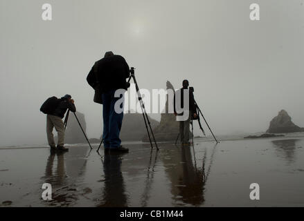 20. Mai 2012 - Banddon, Oregon, US - Fotografen versammeln sich am Strand, eine ringförmige Sonnenfinsternis zu fotografieren, wie eine dicke Bank von Nebel vom Pazifischen Ozean in Bandon rollt.  Bandon war in der Gegend, in der die Menschen in der Lage, die komplette '' Ring of Fire'', aber der Nebel vollständig zu sehen hätte sein sollen Stockfoto