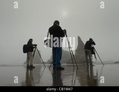 20. Mai 2012 - Banddon, Oregon, US - Fotografen versammeln sich am Strand, eine ringförmige Sonnenfinsternis zu fotografieren, wie eine dicke Bank von Nebel vom Pazifischen Ozean in Bandon rollt.  Bandon war in der Gegend, in der die Menschen in der Lage, die komplette '' Ring of Fire'', aber der Nebel vollständig zu sehen hätte sein sollen Stockfoto