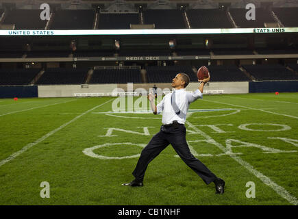 US-Präsident Barack Obama wirft einen Fußball an der 50-Yard-Linie im Soldier Field nach dem NATO-Gipfel Arbeitsessen 20. Mai 2012 in Chicago, Illinois. Das Abendessen war für die NATO-Führer bei Soldiers Field, Heimat der Profi-Fußball-Team Chicago Bears gehostet. Stockfoto