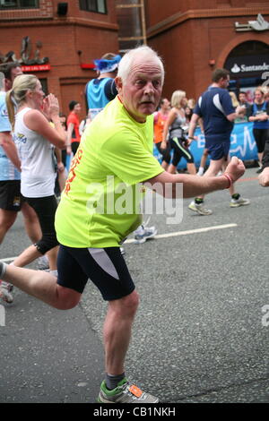 Chris Chittell aka Eric Pollard Bupa Great Manchester Run UK 20 05 12 Stockfoto