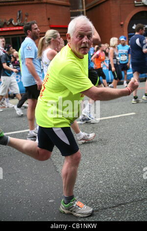 Chris Chittell aka Eric Pollard Bupa Great Manchester Run UK 20 05 12 Stockfoto