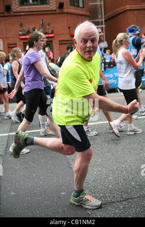 Chris Chittell aka Eric Pollard Bupa Great Manchester Run UK 20 05 12 Stockfoto