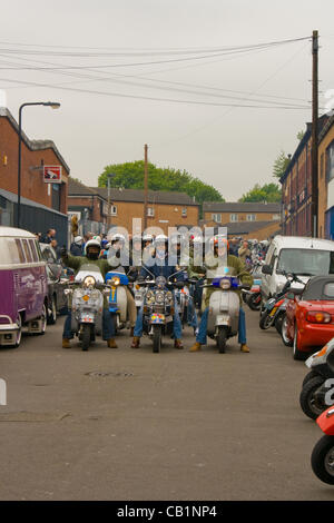 Motorroller-Rallye in Sheffield am Sonntag, 20. Mai 2012.  Hunderte von Roller verursachen Polizei, Randall Road, Sheffield zur Gewährleistung der öffentlichen Sicherheit zu schließen.  Die Rally mit einem "Ausreiten" fertig, die Hunderte von Roller durch die Straßen von Sheffield Reiten sah. Stockfoto