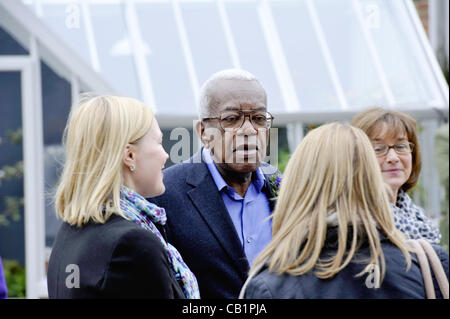 London, UK. 21 Mai 2012. TV-Moderatorin & Newsreader Sir Trevor McDonald OBE an der RHS Chelsea Flower Show 2012 in London, Großbritannien Stockfoto