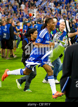 Jubel Didier DROGBA, Chelsea11, Laeuft Mit Dem Champions League Pokal Trophaee Trophy, und Davon, Jubel, Freude, Schlagzeuggeschäft, Feiern, Lachen, Jubelt, Freuen, Und Streckt Die Zunge Raus FC BAYERN München - FC CHELSEA (4-5 n.e.) Fussball Herren UEFA Champions League-Finale, Allianz Arena München, 19 Stockfoto