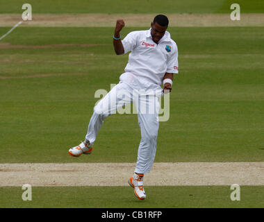 21.05.12 Lords, London, ENGLAND: Shannon Gabriel von Westindien feiert das Wicket Kevin Pietersen Englands in Aktion während Tag fünf der Investec erste Test match zwischen England und Westindien an Lords Cricket Ground am 21. Mai 2012 in London, England. Stockfoto