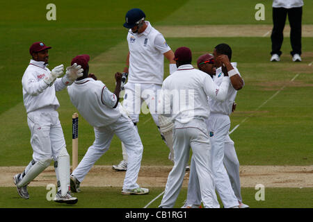 21.05.12 Lords, London, ENGLAND: Shannon Gabriel von Westindien feiert das Wicket Kevin Pietersen Englands in Aktion während Tag fünf der Investec erste Test match zwischen England und Westindien an Lords Cricket Ground am 21. Mai 2012 in London, England. Stockfoto