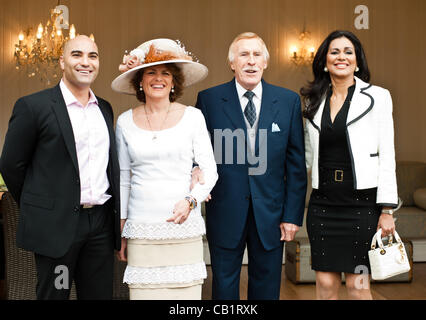 LONDON, UK - 21. Mai 2012: Herzogin von Rutland mit Sir Bruce und Lady Winnie Forsyth bei den Crown Pavillons stehen bei der RHS Chelsea Flower Show 2012. Stockfoto