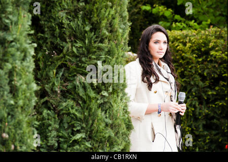 LONDON, UK - 21. Mai 2012: britische Sopranistin Laura Wright während der Proben zu "Der Arthritis Research UK Garten" bei der RHS Chelsea Flower Show 2012. Stockfoto