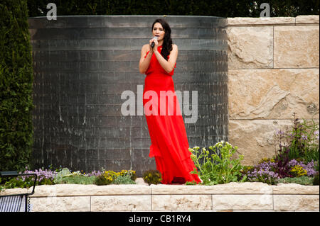 LONDON, UK - 21. Mai 2012: britische Sopranistin Laura Wright tritt bei "Die Arthritis Research UK Garten" bei der RHS Chelsea Flower Show 2012. Stockfoto