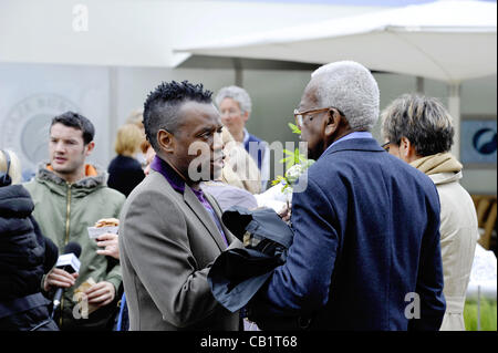 21 Mai 2012. TV-Nachrichtensprecher Sir Trevor McDonald OBE plaudert mit vocal Coach David Grant bei der RHS Chelsea Flower Show 2012 in London, Großbritannien Stockfoto