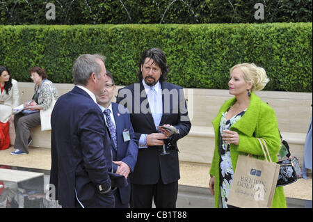 London, UK. 21 Mai 2012. Designer & TV-Moderatorin Laurence Llewelyn-Bowen & Frau Jackie auf die RHS Flower Show in Chelsea. Stockfoto