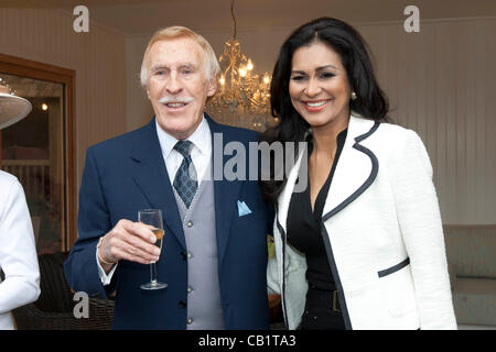 London, UK. 21 Mai 2012. 2012 RHS Chelsea Flower Show, London Sir Bruce Forsyth & Frau Wilnellia Merced Stockfoto