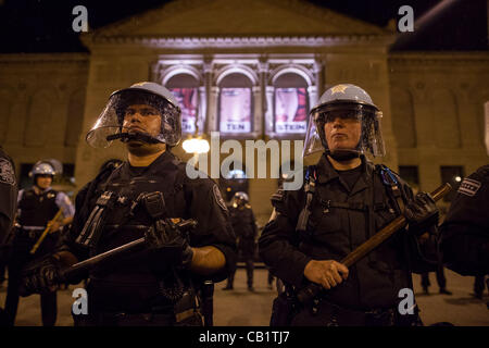 Chicago Polizei in Aufruhr Getriebe Sand Gard drausen die Institute Chicago Kunst wo die NATO Delagets wo Heald ein Abendessen Mai 20. 2012 Stockfoto