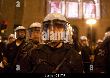 Chicago Polizei in Aufruhr Getriebe Sand Gard drausen die Chicago Institut der Kunst, wo die NATO Delagets Heald ein Abendessen als Demonstranten versammeln, drausen im Regen Mai 20. 2012, Stockfoto