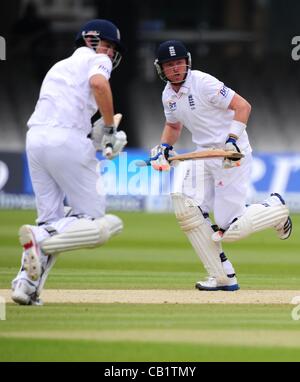 21.05.2012 London, England.  Ian Bell und Alastair Cook verkehren zwischen den Pforten beim ersten Versuch zwischen England und Westindien von Lords. Stockfoto