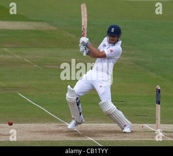 21.05.12 Lords, London, ENGLAND: Alastair Cook von England in Aktion während Tag fünf der Investec erste Test match zwischen England und Westindien an Lords Cricket Ground am 21. Mai 2012 in London, England. Stockfoto