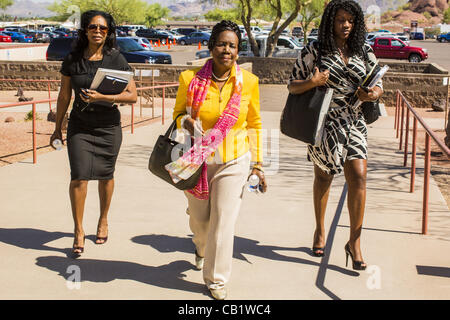 21. Mai 2012 - Phoenix, AZ, Vereinigte Staaten von Amerika - KONGRESSABGEORDNETEN SHEILA JACKSON LEE (D - TX 18) (Mitte) und ihre Mitarbeiter in der House Of Representatives Committee on Homeland Security, Unterausschuss Grenze und Maritime Sicherheit treffen am Montag in Phoenix, um über Möglichkeiten zur Verbesserung der inf reden gehen Stockfoto