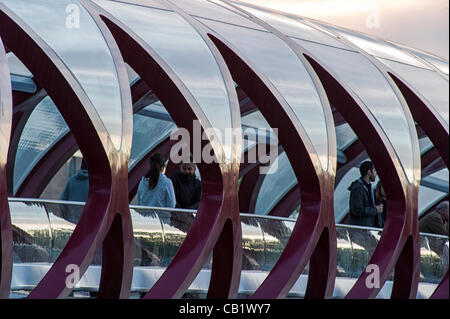 Menschen, die zu Fuß über die Friedensbrücke in Calgary Alberta Kanada Stockfoto