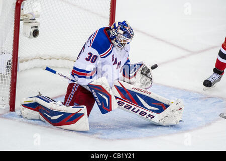 21.05.2012. Newark, New Jersey USA.  New York Rangers Torwart Henrik Lundqvist (30) blockt den Schuß während der dritten Periode in Spiel 4 der Eastern Conference Finale zwischen den New York Rangers und New Jersey Devils im Prudential Center in Newark, New Jersey. Der Teufel besiegt die Rangers 4-1. Stockfoto