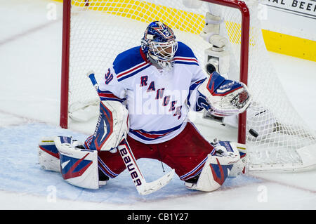 21.05.2012. Newark, New Jersey USA.  New York Rangers Torwart Henrik Lundqvist (30) blockt den Schuß in der zweiten Periode in Spiel 4 der Eastern Conference Finale zwischen den New York Rangers und New Jersey Devils im Prudential Center in Newark, New Jersey. Der Teufel besiegt die Rangers 4-1. Stockfoto