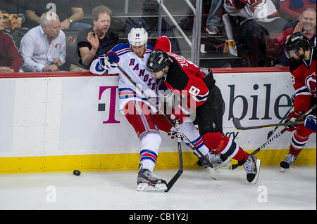 21.05.2012. Newark, New Jersey USA.  New Jersey Devils right wing Dainius Zubrus (8) und New Jersey Devils Zentrum Travis Zajac (19)-Kampf um den Puck mit New York Rangers Verteidiger Marc Staal (18) während der dritten Periode in Spiel 4 der Eastern Conference Finale zwischen den New York Rangers und das neue Stockfoto