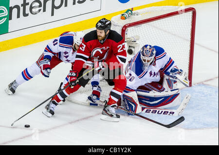 21.05.2012. Newark, New Jersey USA.  New Jersey Devils right wing David Clarkson (23) Versuche, wickeln Sie den Puck auf New York Rangers Torwart Henrik Lundqvist (30) während der dritten Periode in Spiel 4 der Eastern Conference Finale zwischen den New York Rangers und New Jersey Devils im Prudential Center ich Stockfoto