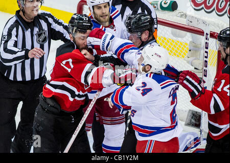 21.05.2012. Newark, New Jersey USA.  New York Rangers rechten Flügel Ryan Callahan (24) schlägt New Jersey Devils linken Flügel Ilya Kovalchuk (17) ins Gesicht bei einem Handgemenge in der zweiten Periode in Spiel 4 der Eastern Conference Finale zwischen den New York Rangers und New Jersey Devils in der Prudential Stockfoto
