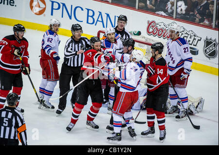 21.05.2012. Newark, New Jersey USA.  New York Rangers rechten Flügel Ryan Callahan (24) schlägt New Jersey Devils linken Flügel Ilya Kovalchuk (17) ins Gesicht bei einem Handgemenge in der zweiten Periode in Spiel 4 der Eastern Conference Finale zwischen den New York Rangers und New Jersey Devils in der Prudential Stockfoto