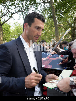 London, UK. Wladimir Klitschko (der ukrainischen Schwergewichts-Profiboxer.  WBA, IBF, WBO, IBO & The Ring-Schwergewichts-Champion) besuchten die KLITSCHKO UK Premiere im The Empire Leicester Square am 21. Mai 2012. Personen im Bild: Wladimir Klitschko. Bild von Julie Edwards Stockfoto