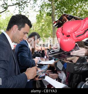 London, UK. Wladimir Klitschko (der ukrainischen Schwergewichts-Profiboxer.  WBA, IBF, WBO, IBO & The Ring-Schwergewichts-Champion) und sein ältere Bruder Vitali Klitschko (den aktuellen WBC-Schwergewichts-Champion) besuchten die KLITSCHKO UK Premiere im The Empire Leicester Square, am 21. Mai 2012. Stockfoto