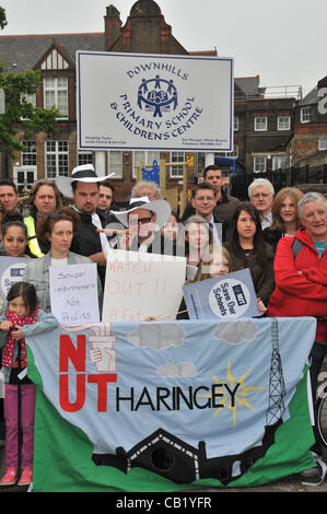 Dienstag, 22. Mai 2012. Haringey, London, UK. Personal an der Grundschule Abfahrten streiken über in eine gesponserte Akademie gezwungen. Vor den Schultoren Personal gekleidet als "Bonzen" und hielten Banner aus der Nuss Lehrergewerkschaft. Stockfoto