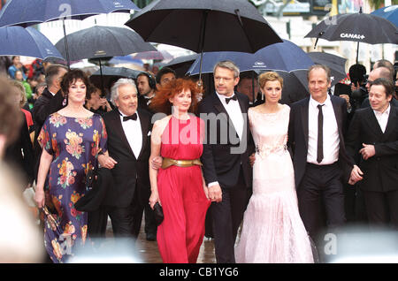 21. Mai 2012 - Cannes, Frankreich - CANNES, Frankreich - Mai 21: (4-L-R) Akteure Anny Duperey, Pierre Arditi, Sabine Azema, Regisseur Alain Resnais und Schauspieler Anne Consigny, Denis Podalydès, Lambert Wilson und Hippolyte Girardot "Vous N'avez Encore Rien Vu" Premiere während der 65. jährlichen Cannes Fil zu besuchen Stockfoto