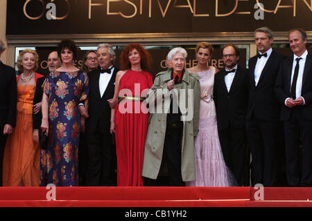 21. Mai 2012 - Cannes, Frankreich - CANNES, Frankreich - Mai 21: (4-L-R) Akteure Anny Duperey, Pierre Arditi, Sabine Azema, Regisseur Alain Resnais und Schauspieler Anne Consigny, Denis Podalydès, Lambert Wilson und Hippolyte Girardot "Vous N'avez Encore Rien Vu" Premiere während der 65. jährlichen Cannes Fil zu besuchen Stockfoto